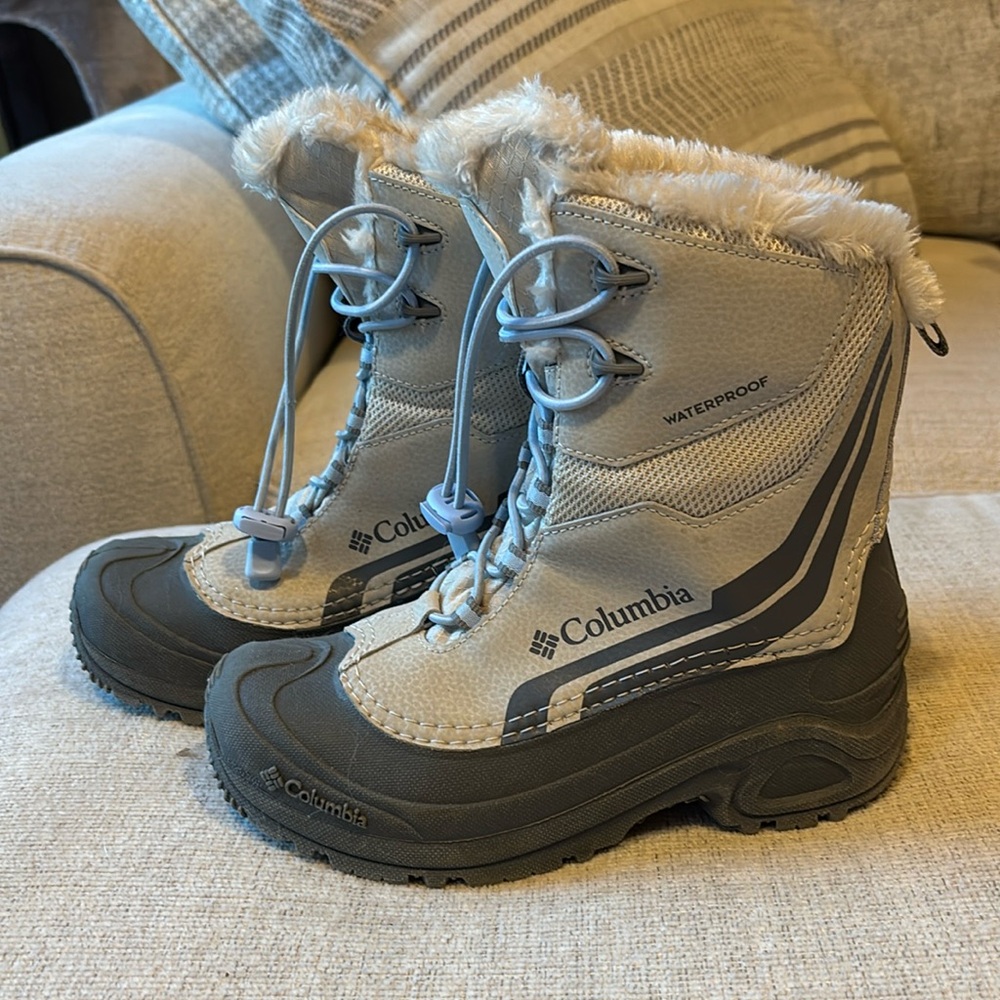 Women’s/big kids Columbia snow boots.  Size 5